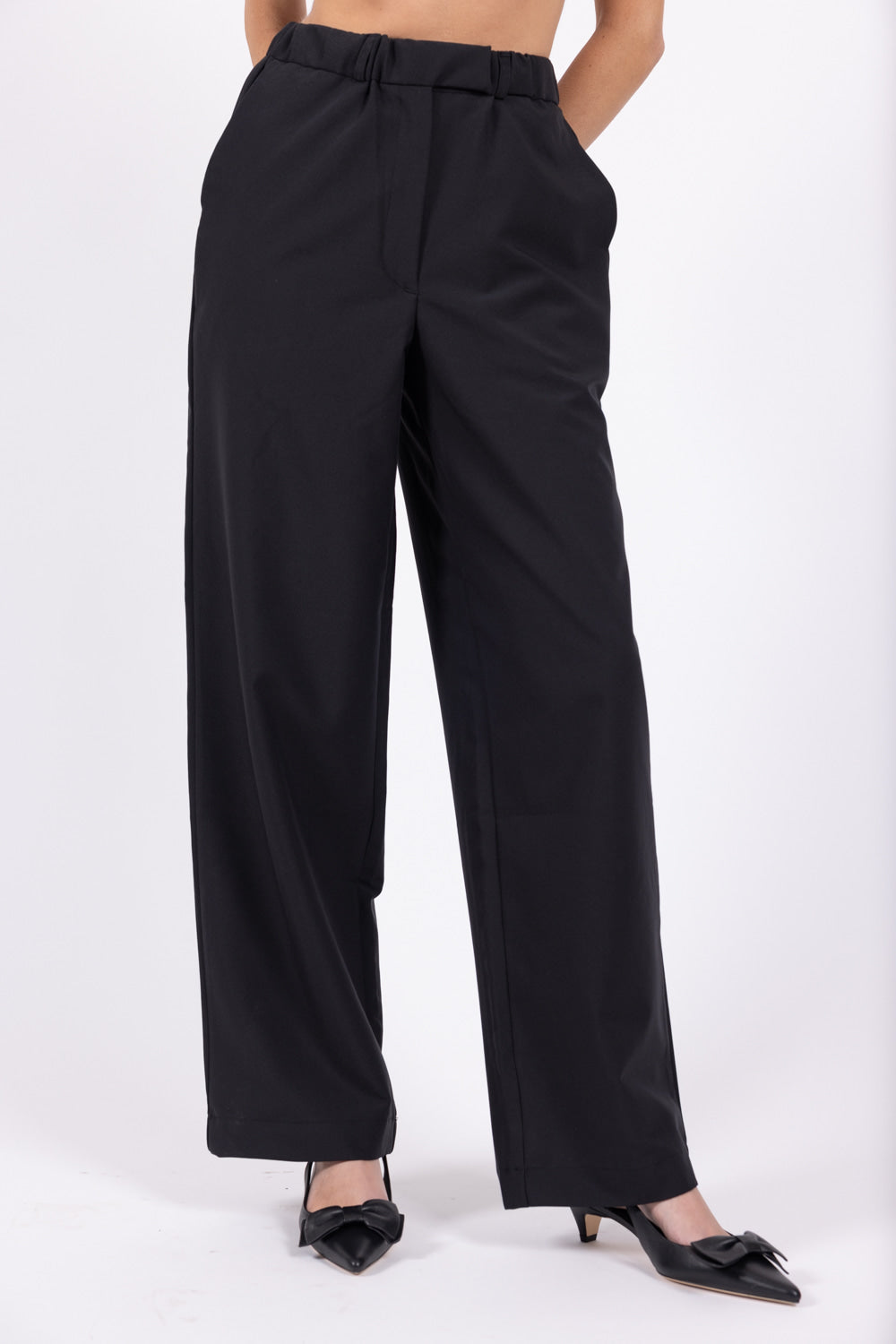 ANNA pants in black front look