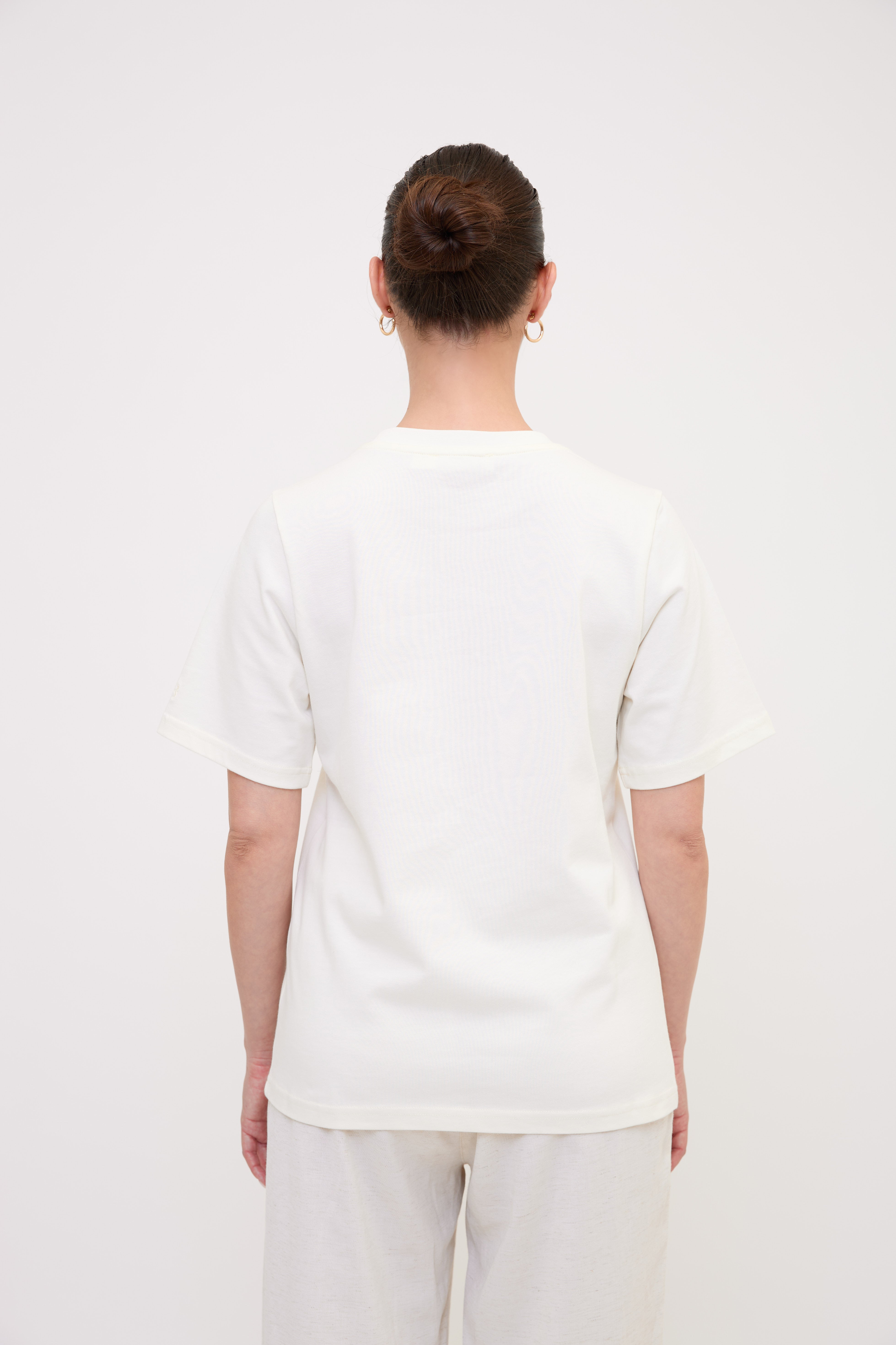 LORA tshirt cream back medium look