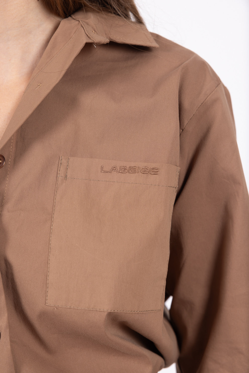 HAILEY shirt close up logo look