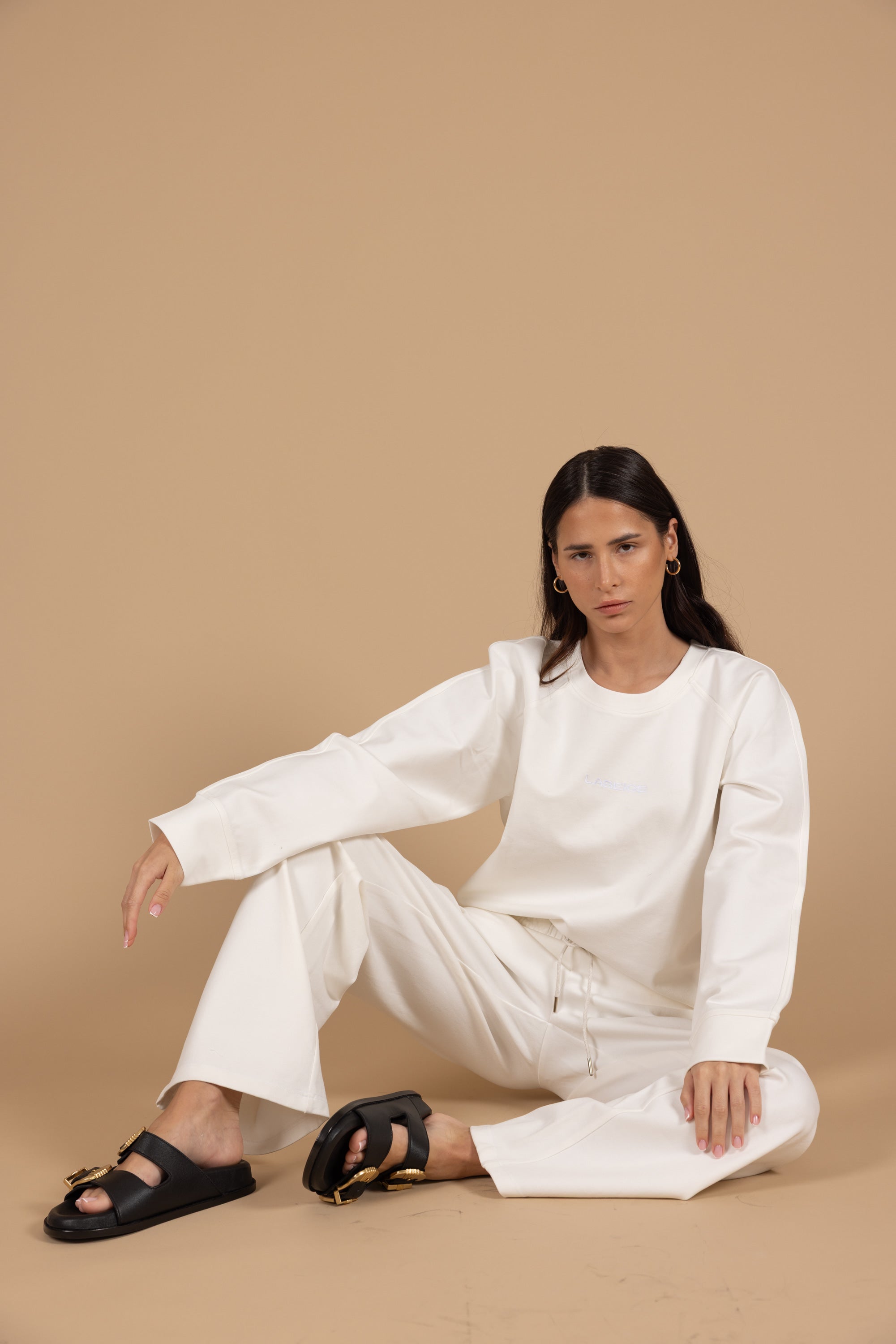 CIARA pants sitting look