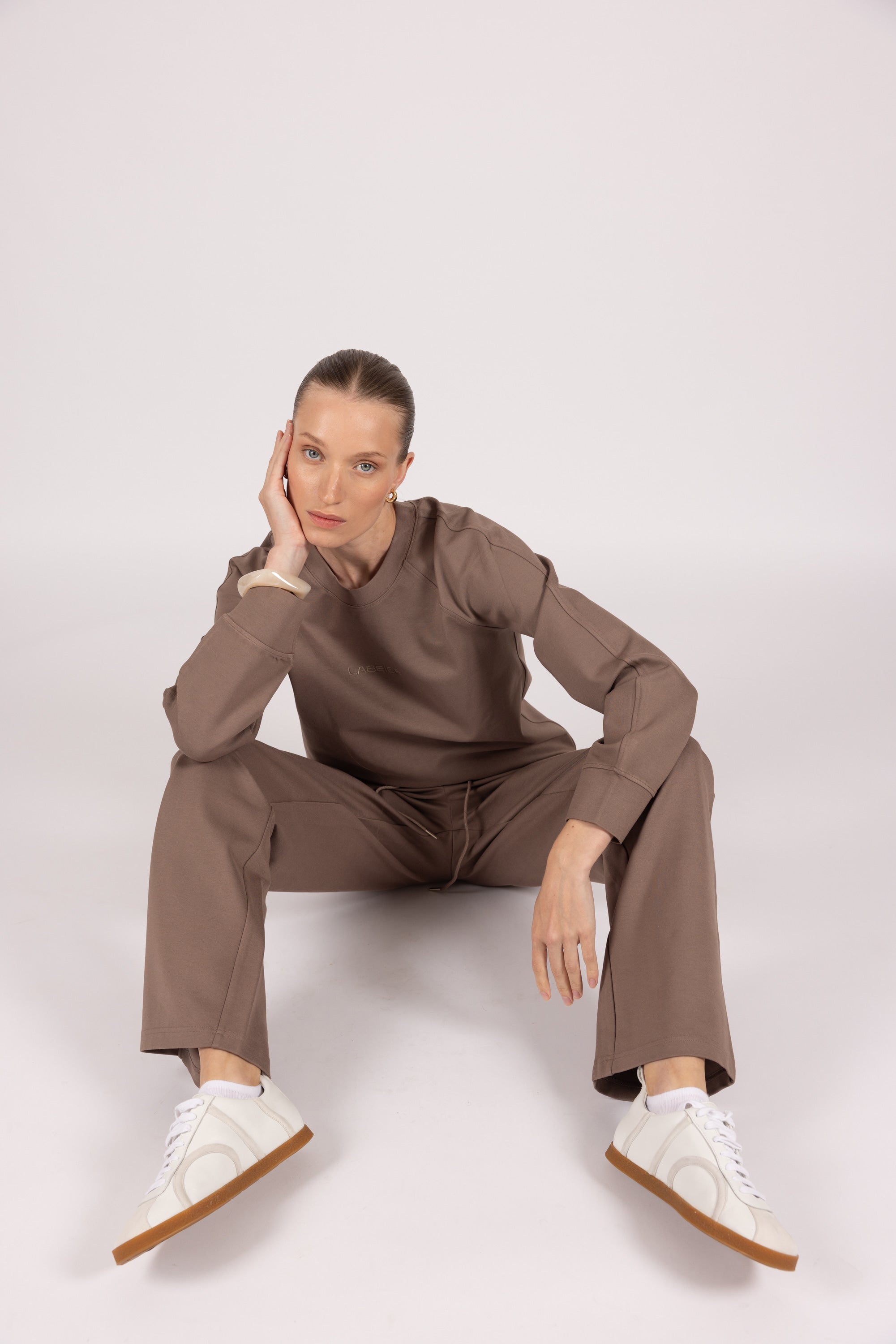 CIARA pants sitting look