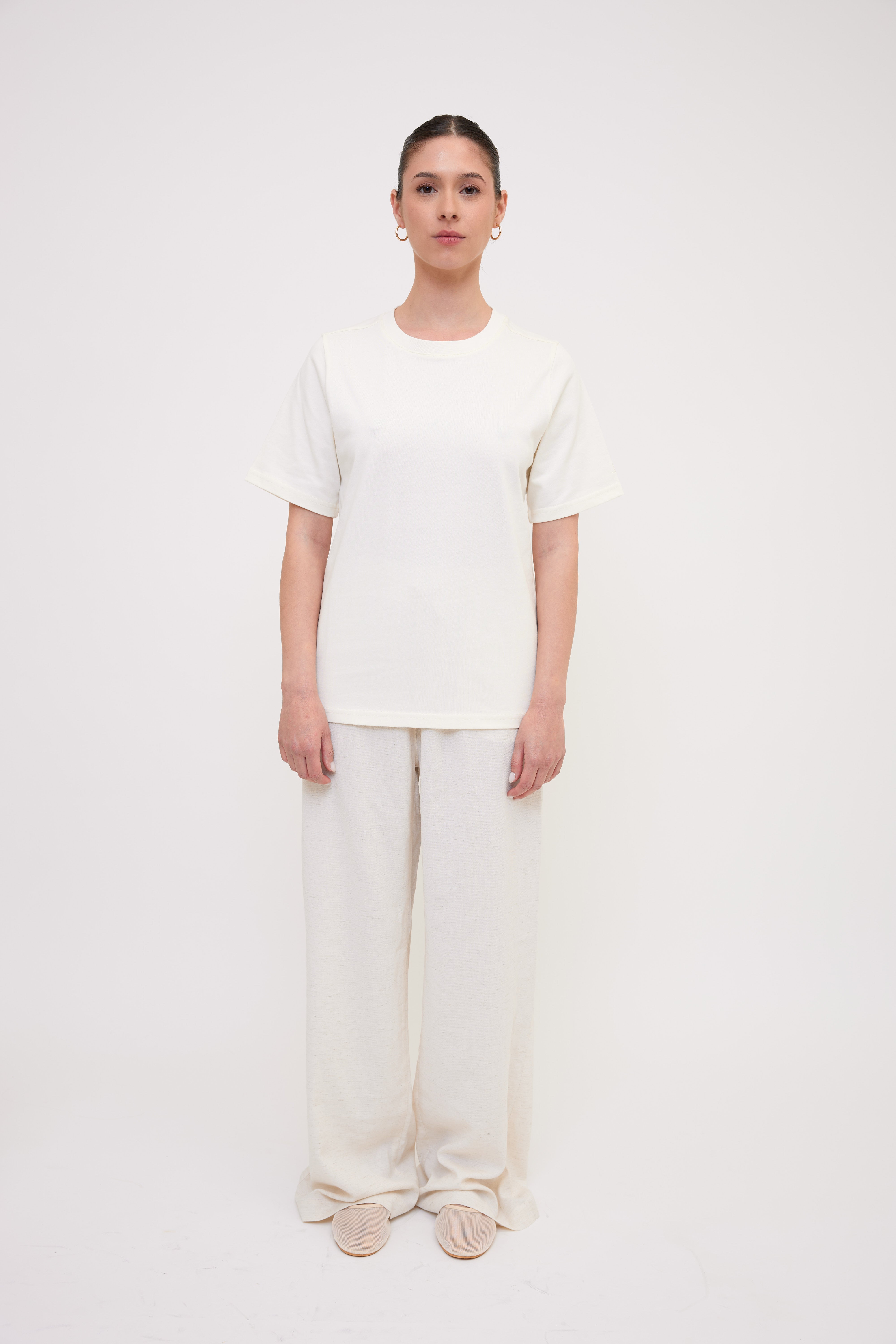 LORA tshirt cream front total look