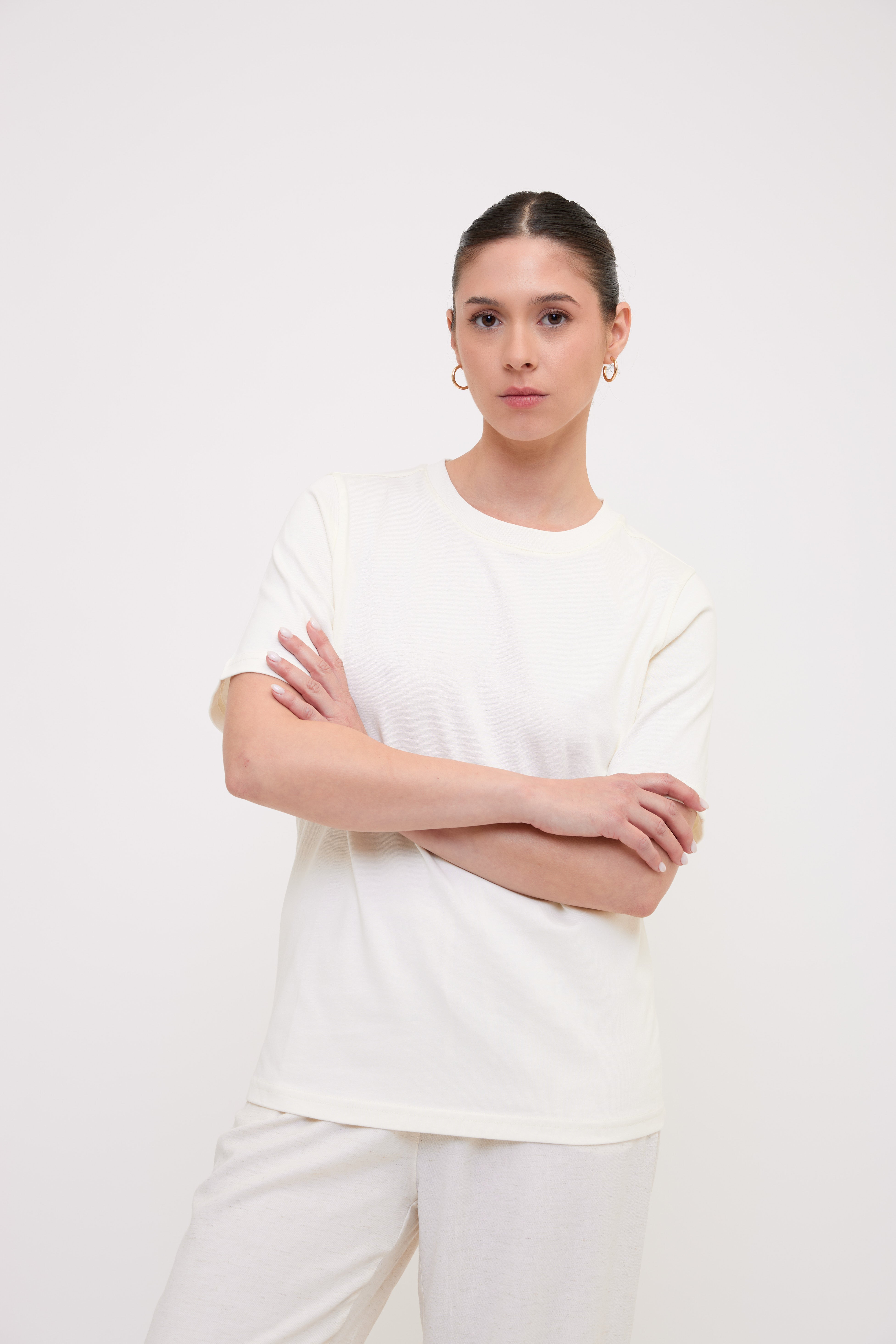 LORA tshirt cream front medium look