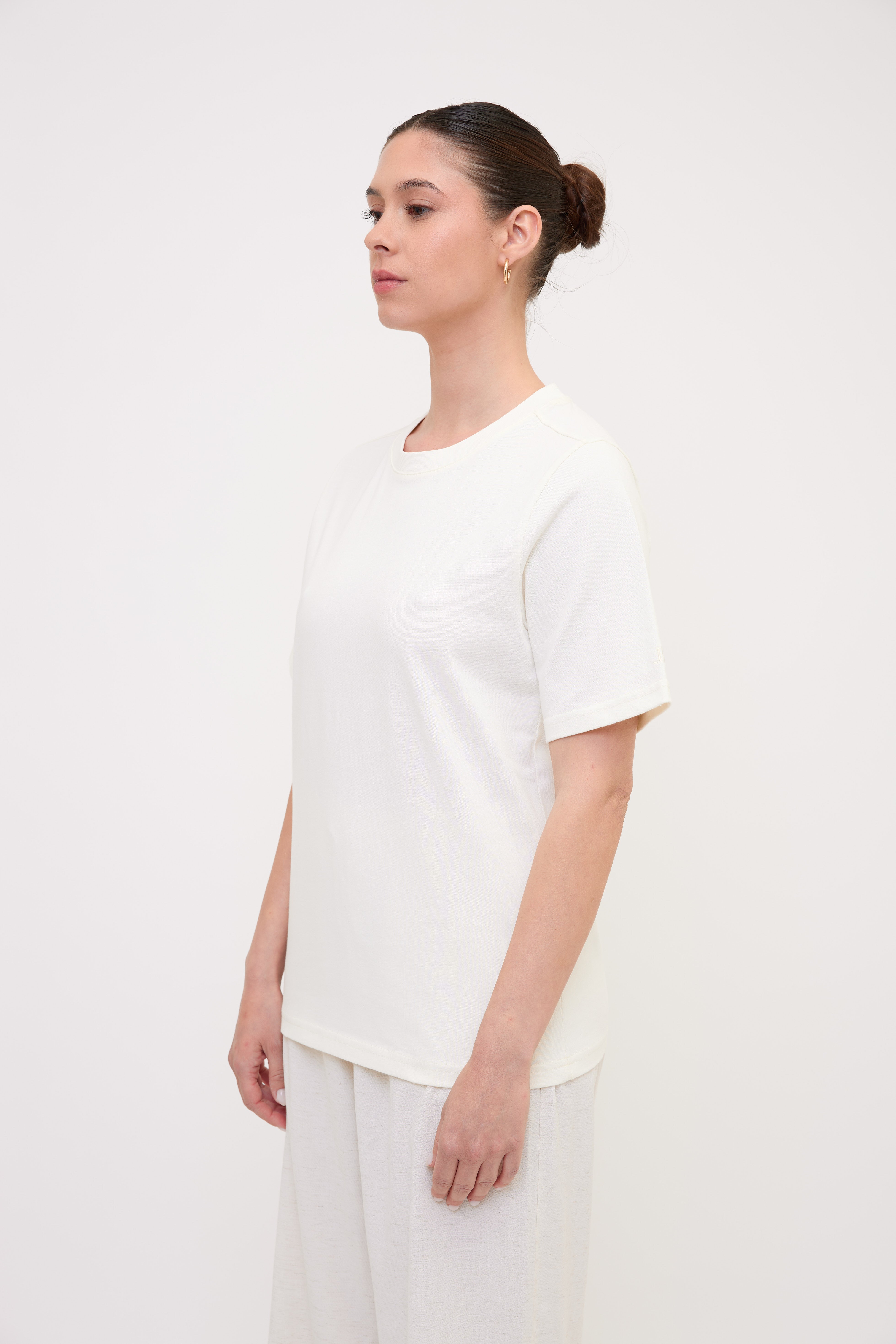 LORA tshirt cream front medium side look