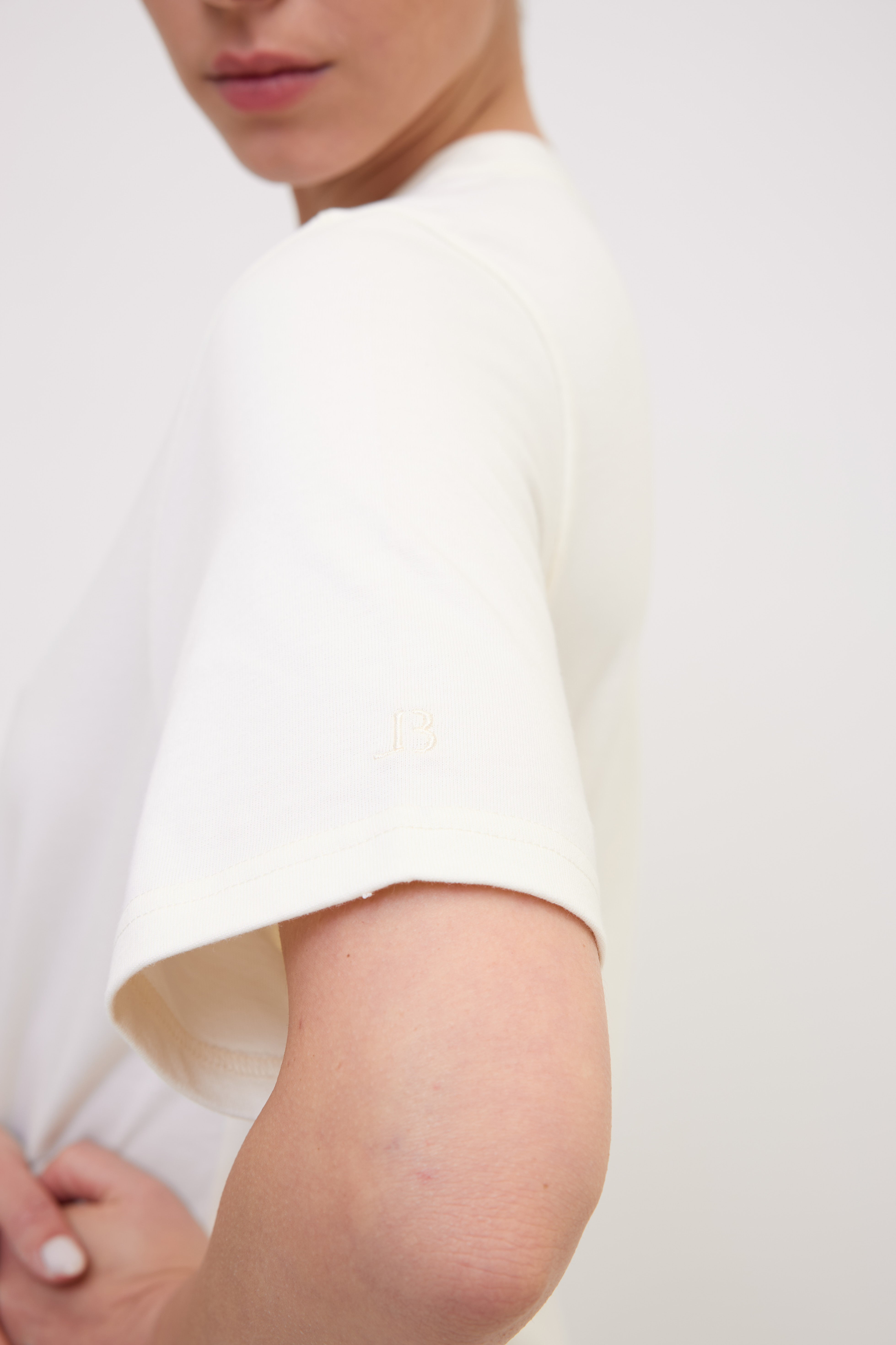 LORA tshirt cream logo detail look