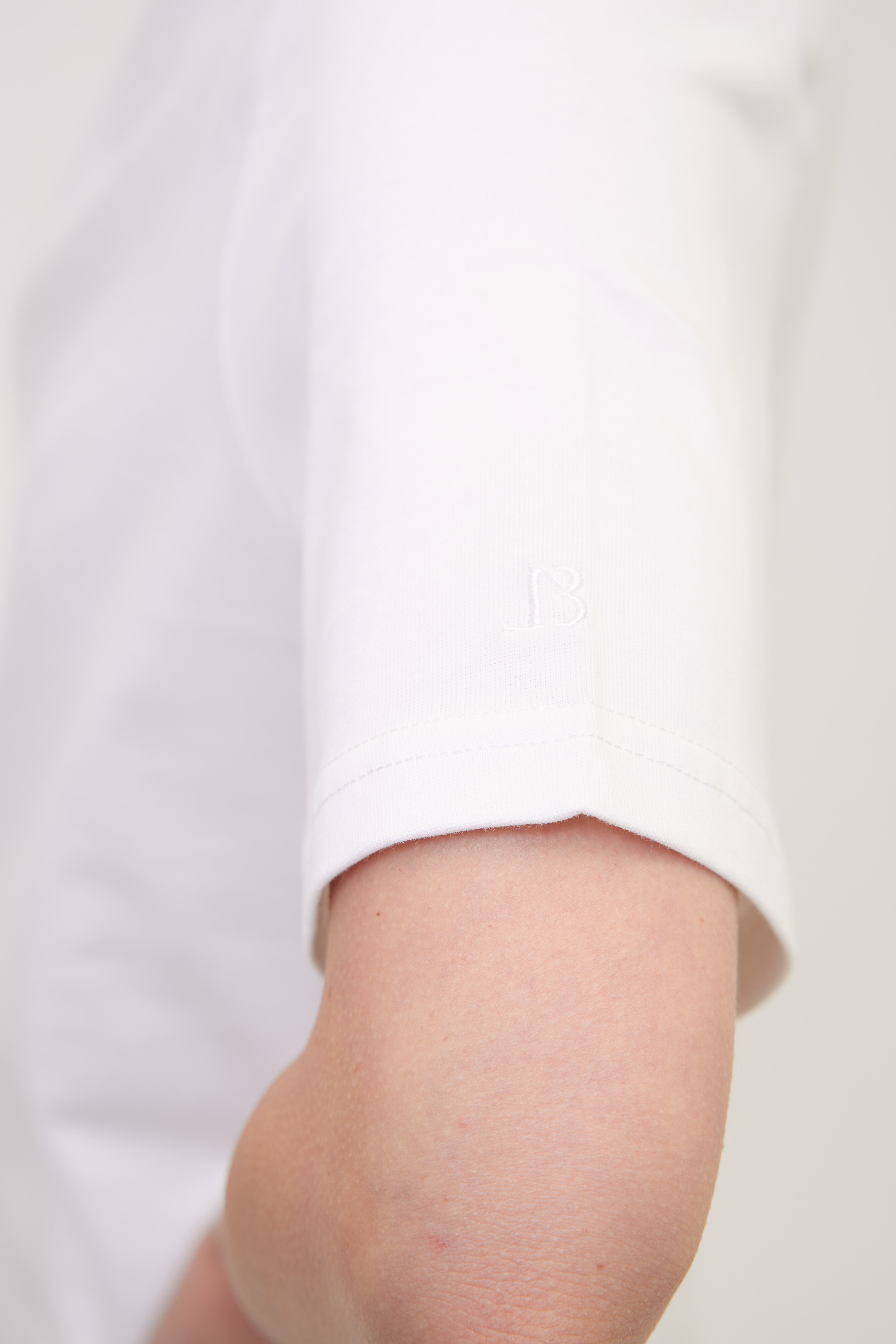 LORA tshirt white logo detail look