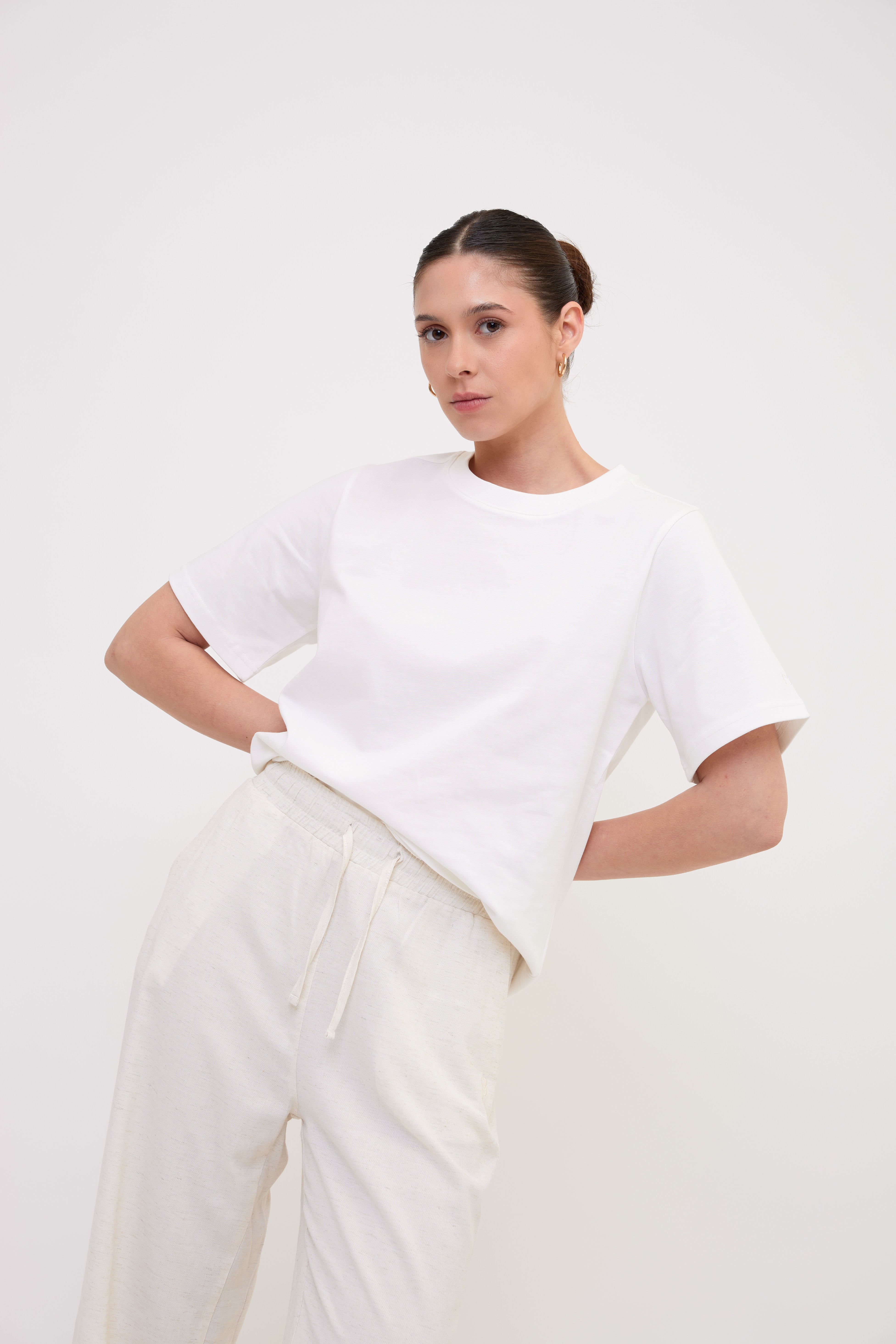 LORA tshirt white front medium look